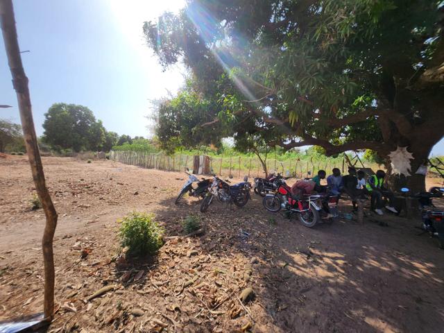 Visite de site à Djigoudière : villas en banco et mini-forages